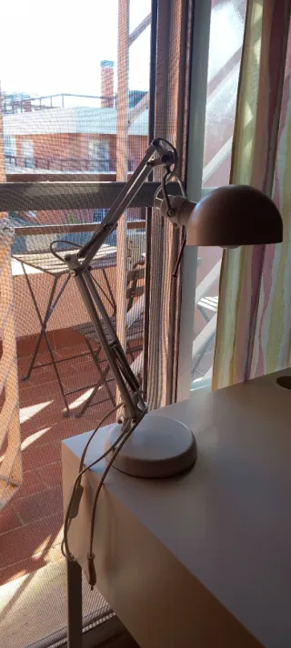 Conjunto escritorio, silla y flexo