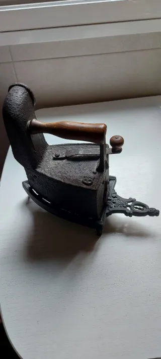 Plancha antigua de hierro con soporte