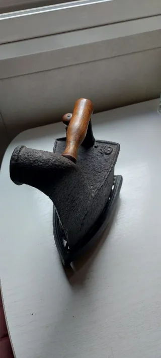 Plancha antigua de hierro con soporte