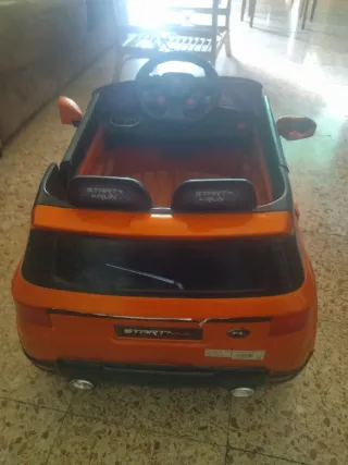 Coche eléctrico infantil naranja