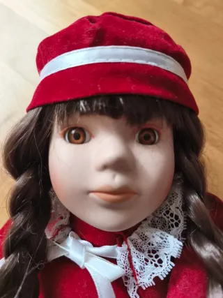 Muñeca de Porcelana Vestido Rojo