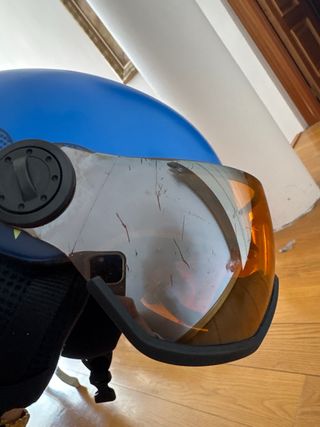 Casco de esquí Salomon azul con visera