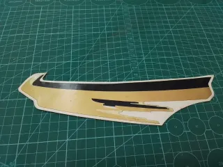 Adhesivo  moto decorativo dorado y negro