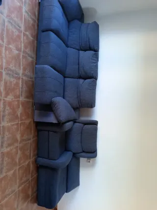 Sofá de tela azul y gris