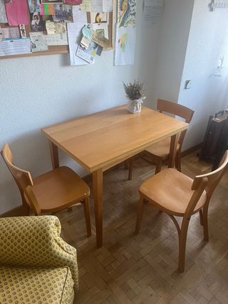 Mesa de madera y 3 sillas