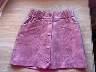 Falda rosa con textura de serpiente