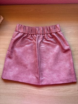 Falda rosa con textura de serpiente