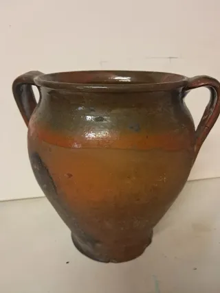 Pote antiguo con asas