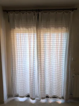Cortinas blancas con barra de madera