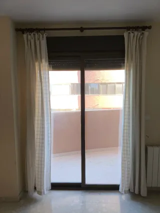 Cortinas blancas con barra de madera