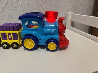 Tren de juguete con vagones numerados