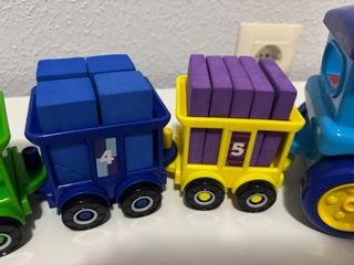 Tren de juguete con vagones numerados