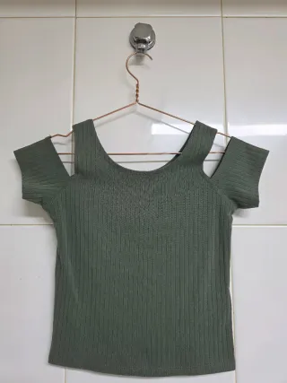 Top verde con hombros descubiertos Talla XS