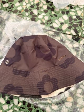 Sombrero Parfois floral marrón y gris