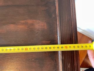 Mesa auxiliar de madera oscura