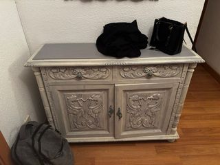 Mueble antiguo restaurado beige y gris