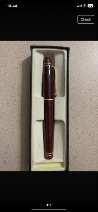 Penna stilografica marrone con dettagli oro