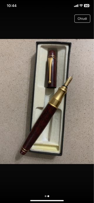 Penna stilografica marrone con dettagli oro