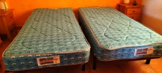 2 Somieres de madera y metal con colchones