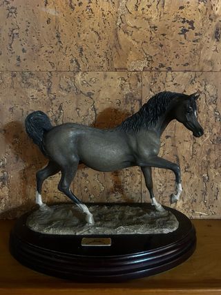 Figura Caballo Árabe Alice Trote Gris Oscuro