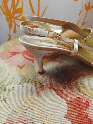 Zapatos de tacón dorados