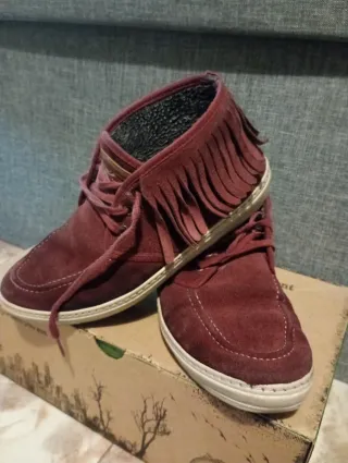 Botines flecos Natural World color burdeos