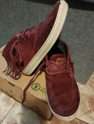 Botines flecos Natural World color burdeos