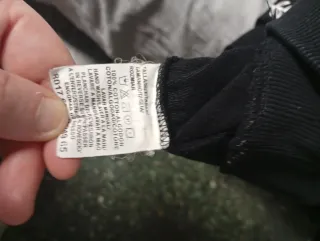 Sudadera negra con ojales