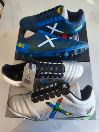 Lote 2 pares botas fútbol Munich. Talla 43