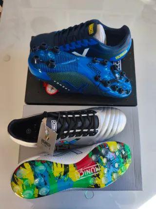 Lote 2 pares botas fútbol Munich. Talla 43