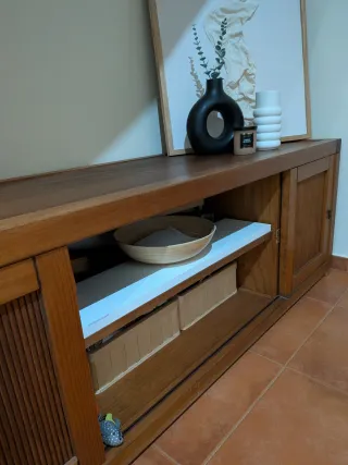 Mueble TV madera con puertas correderas.