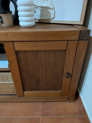 Mueble TV madera con puertas correderas.