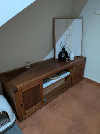 Mueble TV madera con puertas correderas.