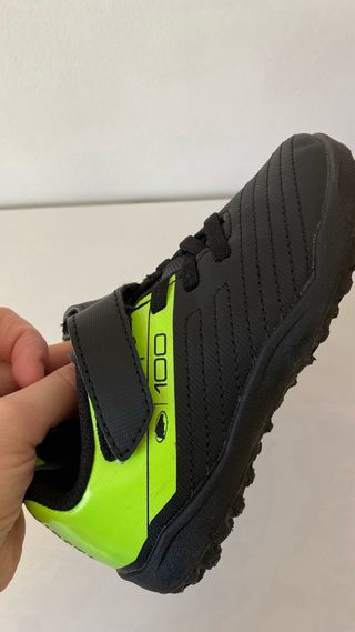 Botas fútbol multitacos niño