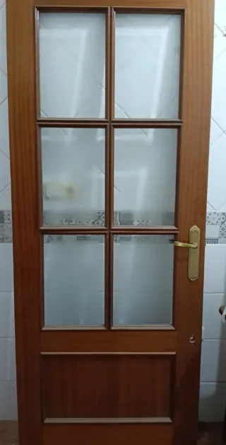 Puerta de madera con cristal