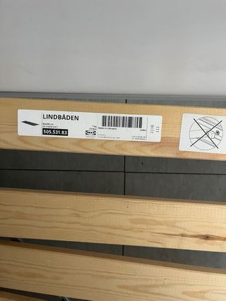 Cama doble con cabecero blanco