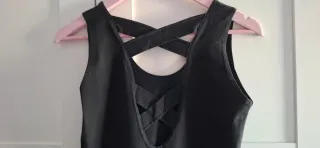 Vestido negro con tiras cruzadas