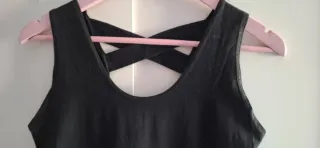 Vestido negro con tiras cruzadas