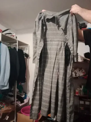 Ropa variada: chaquetas, faldas, bufandas, vaquero