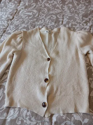 Jersey beige de punto con botones