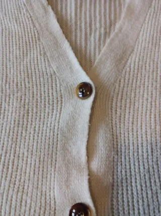 Jersey beige de punto con botones