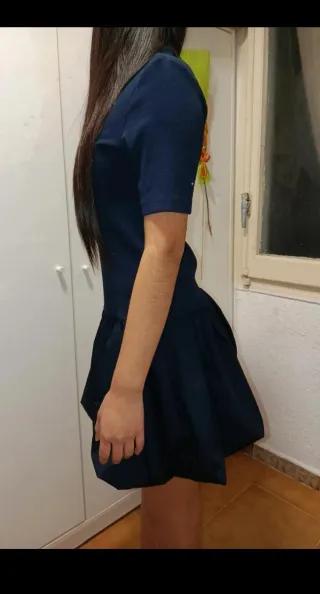 Vestido azul tipo polo con falda abullonada.