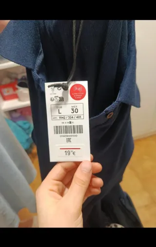 Vestido azul tipo polo con falda abullonada.