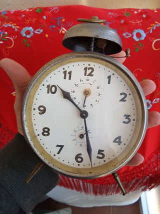 Reloj despertador antiguo de campana