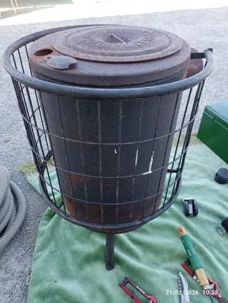 Estufa de leña antigua con cesta