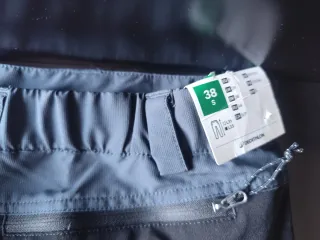 Pantalón desmontable gris y negro