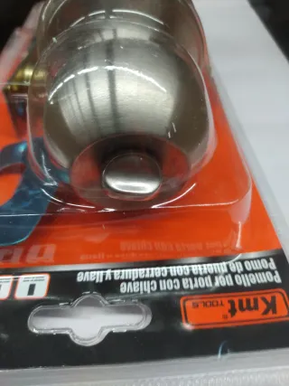 Pomo de puerta con llave y seguro