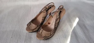 Zapatos tacón Zara encaje beige y negro