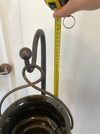 Jarrón colgante de metal y madera