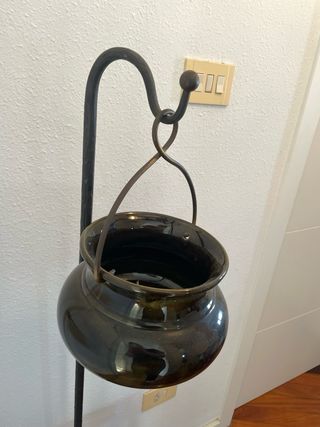 Jarrón colgante de metal y madera